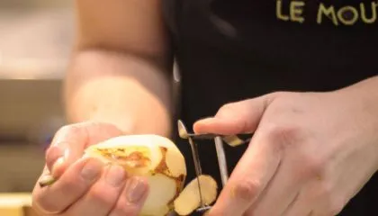 Flux tiré, frigo équipe, frigo solidaire, partenariat Linkee : découvrez les 4 dispositifs anti-gaspi mis en place au quotidien par Le Moulin à Lyon.
