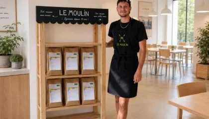 Liliam, salarié en CDI au Moulin. Ce matin il était en cuisine. Ce midi, il est dans vos bureaux.