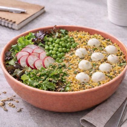 Salade mozza fraîche, petits pois & radis croquants