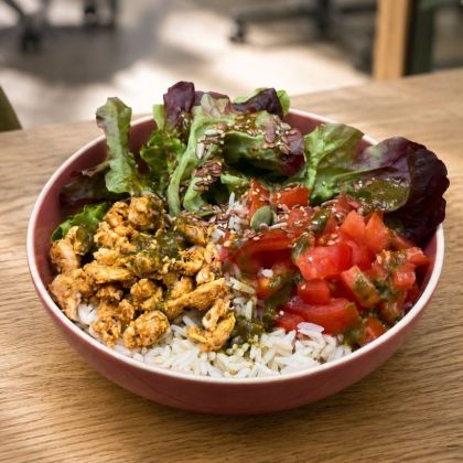 Bowl poulet épicé, tomates & basilic