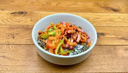 Lentilles crémeuses relevées, lardons et poivrons