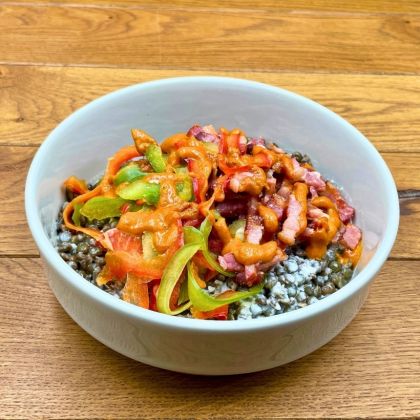 Lentilles crémeuses relevées, lardons et poivrons
