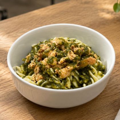 Pâtes au poulet mariné, sauce basilic