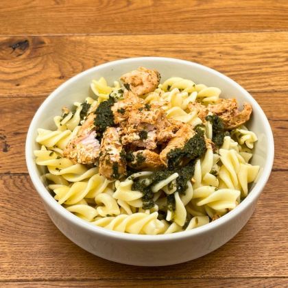 Pâtes au poulet mariné, sauce basilic