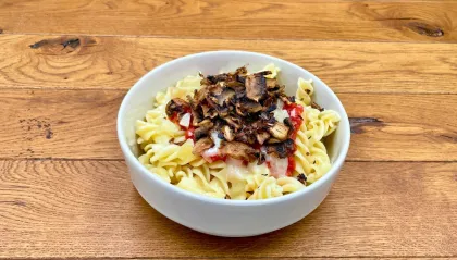 Pâtes sauce tomate, champignons rôtis & comté